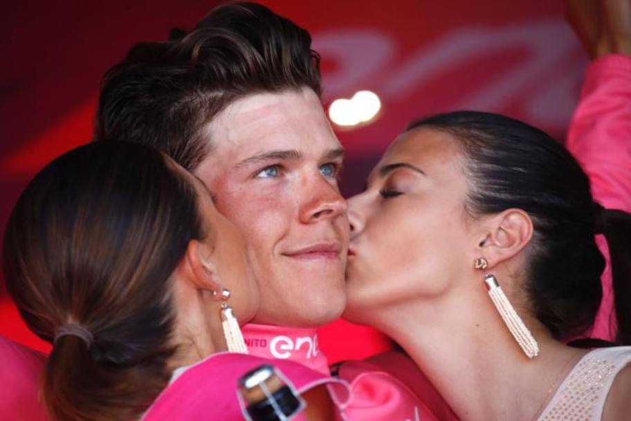 Jungels beato tra le miss. Afp